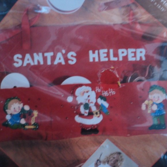 Bucilla "Santa's Helper Apron" felt craft kit - Picture 2 of 5